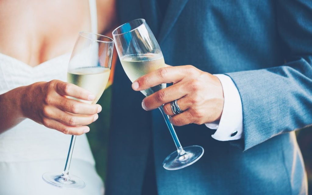 Hochzeitspaar mit Sektgläsern Hochzeitspaar mit Sektgläsern
