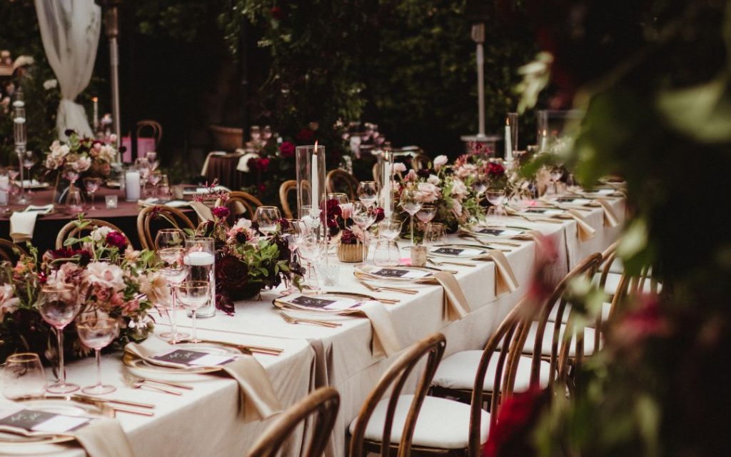 Festliche Hochzeitstafel mit Sekt und Champagner Festliche Hochzeitstafel mit Sekt und Champagner