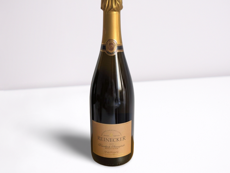 90.10 Crémant de Bourgogne, Famille Descombes Grüne Champagnerflasche mit einem braunen Etikett auf weißem Hintergrund.