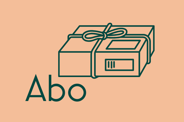 Geschenkpaket mit einem Etikett, das "Abo" zeigt.