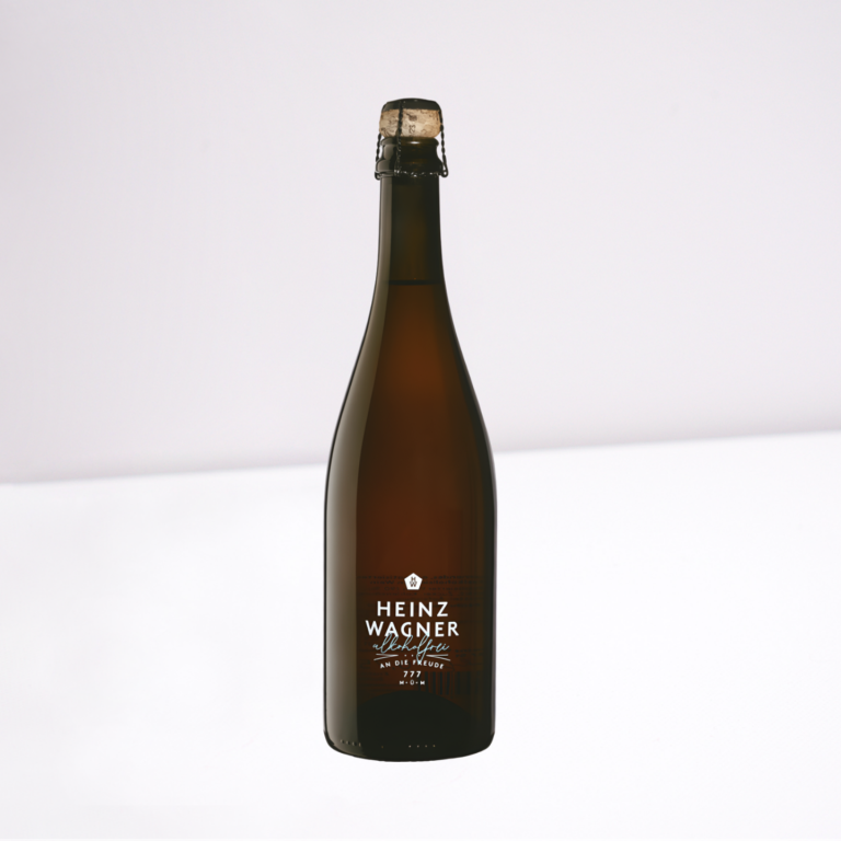 Braunflasche mit Korken, beschriftet mit "Heinz Wünder".