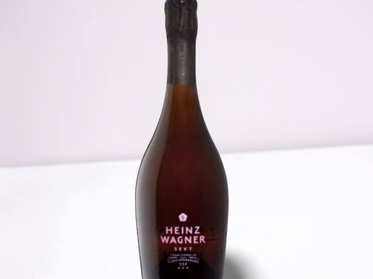 Heinz Wagner, Rosé Brut Nature 2023 Flasche Wein mit dunklem Etikett und runder Form auf einem weißen Hintergrund.