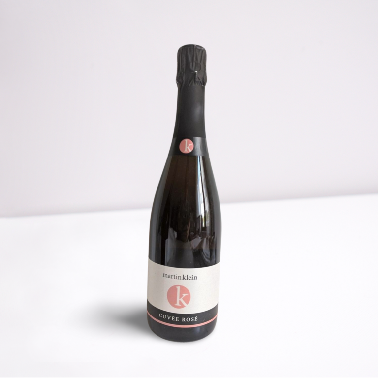 Sektgut Klein Cuvée Rosé Flasche Sekt mit schwarzem Etikett und rotem Logo auf weißem Hintergrund. Sektgut Klein Cuvée Rosé