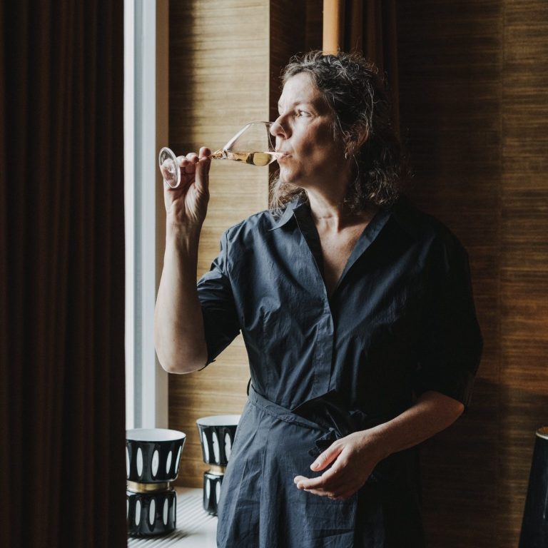 Nicole Wolbers Schaumwein-Onlineshop ©Nicole Wolbers Mit Glas am Fenster