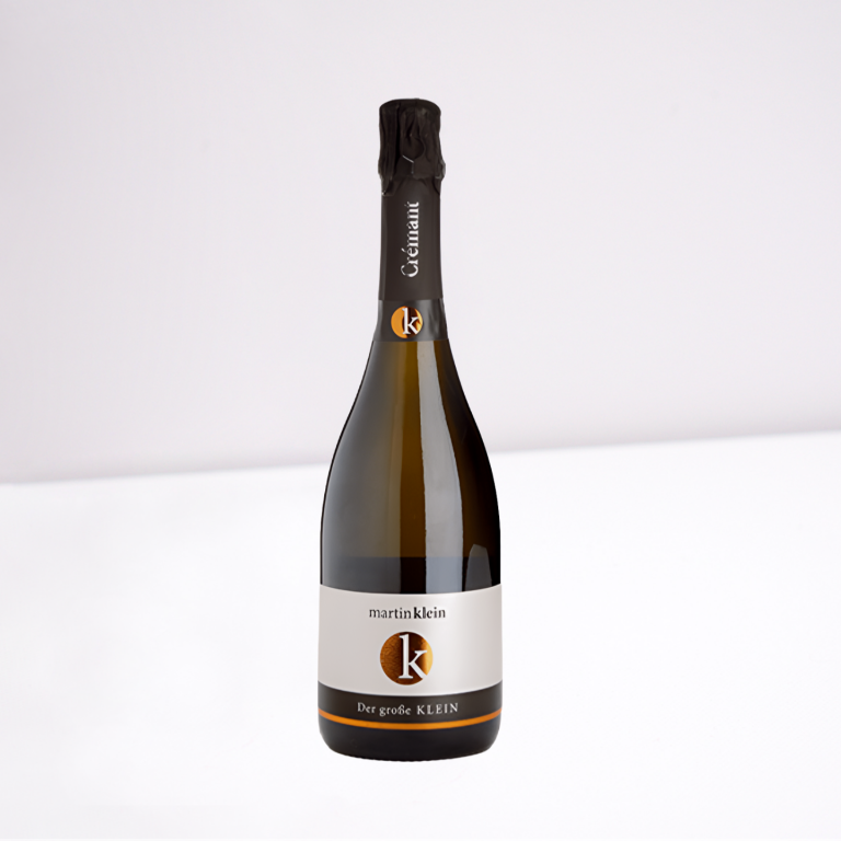 Sektgut Klein Cuvée Rosé Flasche Sekt mit schwarzem Etikett und rotem Logo auf weißem Hintergrund. Sektgut Klein Cuvée Rosé