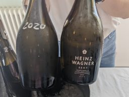 Verkostung Rohsekt Heinz Wagner Sekt Zwei Flaschen, eine mit „2020“ und die andere mit „HEINZ WAGNER“.
