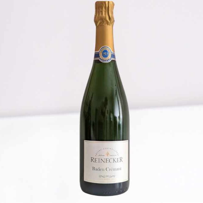 Reinecker Baden Crémant Flasche Sekt mit goldener Kapsel und Etikett auf weißem Hintergrund.