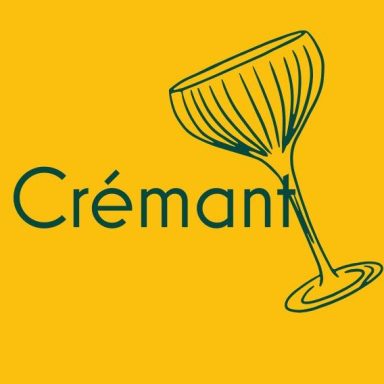 Crémant erklärt Schaumwein-Onlineshop Gelber Hintergrund mit stilisiertem Glas und dem Wort "Crémant".